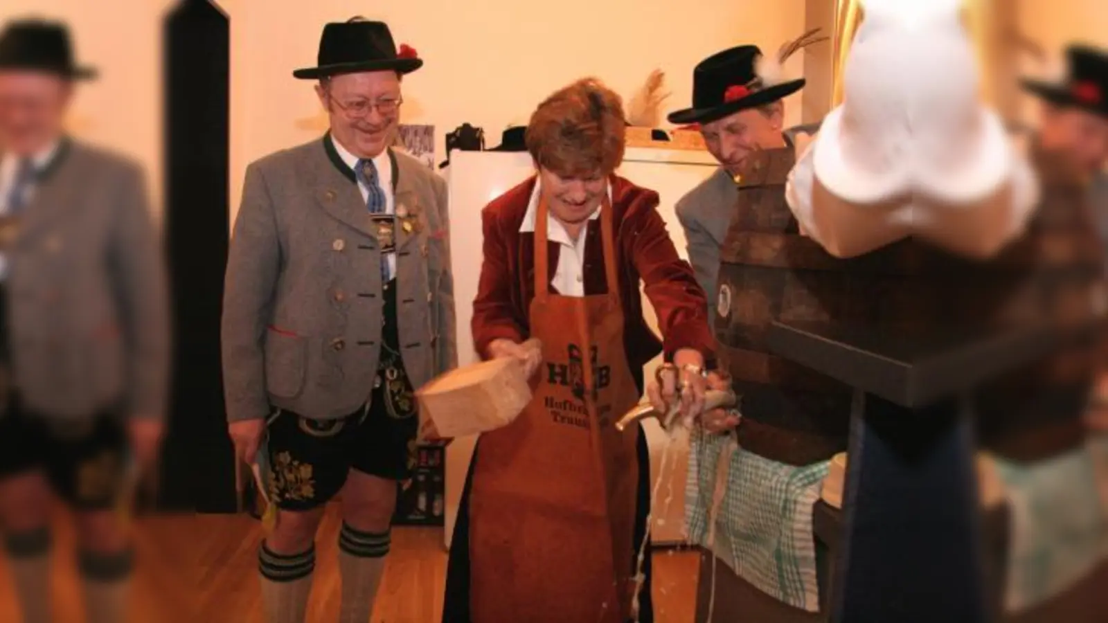 Annemarie Detsch durfte das erste Fass im Trachtenstüberl anstechen und meisterte die Aufgabe bravourös. Im Hintergrund die zufriedenen Almarösler Benedikt Paul und Karl Blunser-Tietjens (v.l.). (Foto: US)