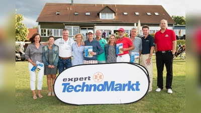 Die erfolgreichen Golfer (von links): Sabine Uher (1. Netto B), Kathrin Rosemann (3. Netto C), Manfred Merkl (2. Netto A), Ina Scherk (3. Netto C), Matthias  Neumeier (1. Netto C), Robert Demmel (3. Netto A), Miranda Yates-Berg (1. Brutto Damen), Uwe Mielke (1. Brutto Herren), Klaus Schmutzer (1. Netto A) , Hans Melzl (Marktleiter expert TechnoMarkt), Jens Bücker (Anlagenleier GC Rottbach). (Foto: pi)