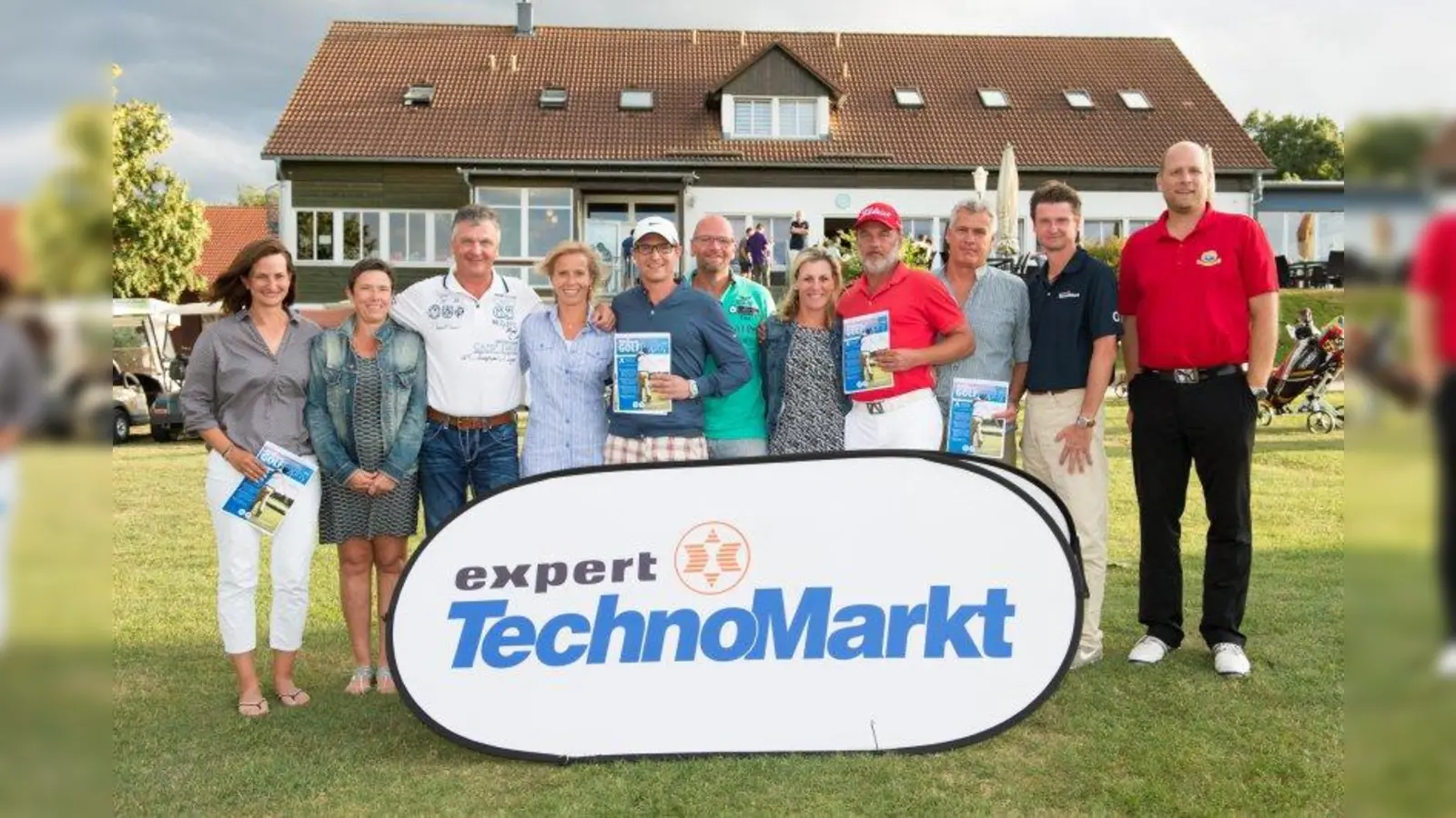 Die erfolgreichen Golfer (von links): Sabine Uher (1. Netto B), Kathrin Rosemann (3. Netto C), Manfred Merkl (2. Netto A), Ina Scherk (3. Netto C), Matthias  Neumeier (1. Netto C), Robert Demmel (3. Netto A), Miranda Yates-Berg (1. Brutto Damen), Uwe Mielke (1. Brutto Herren), Klaus Schmutzer (1. Netto A) , Hans Melzl (Marktleiter expert TechnoMarkt), Jens Bücker (Anlagenleier GC Rottbach). (Foto: pi)