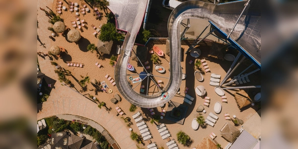 Unter dem Motto „Urlaub ohne Boardingpass – 5 Länder. 1 Sommer.“ wird die Therme Erding zu einem Ort, an dem sich Sommerurlaub, Erlebnis und Entspannung zu einem besonderen Gesamterlebnis verbinden.  (Foto: Therme Erding)