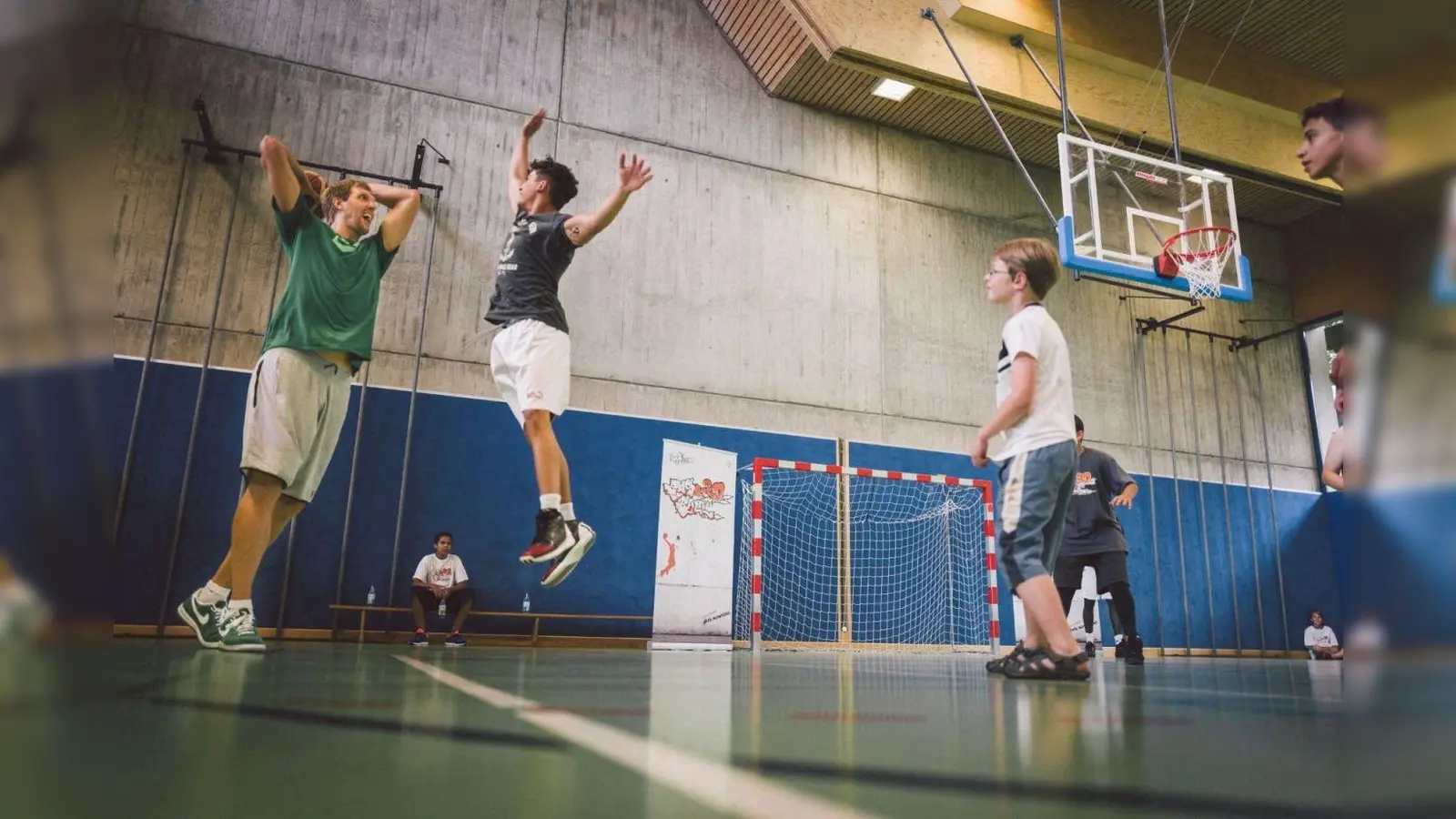 Unter der Schirmherrschaft des ehemaligen NBA-Stars Dirk Nowitzki (links) sind Kinder ab sechs Jahren und Jugendliche aus allen Stadtteilen sind zum 90-minütigen Basketballtraining eingeladen. (Foto: Philipp Reihnhard)