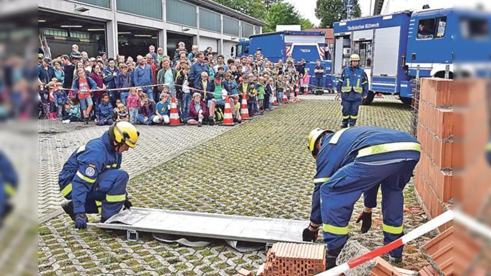 Gespannt und interessiert schauten die vielen Besucher hinter die Kulisse des THW München Ost.	 (Foto: THW)
