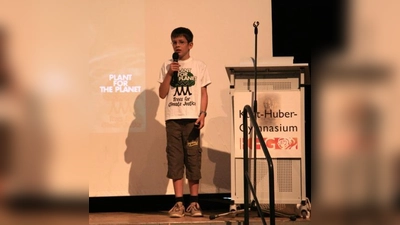 Beeindruckender Auftakt: Der elfjährige Felix Finkbeiner berichtete vor der Oberstufe von seinem Projekt „Plant for the planet“: „Wir wollen eine Million Bäume pflanzen und so das Klima nachhaltig verbessern.“ (Foto: US)