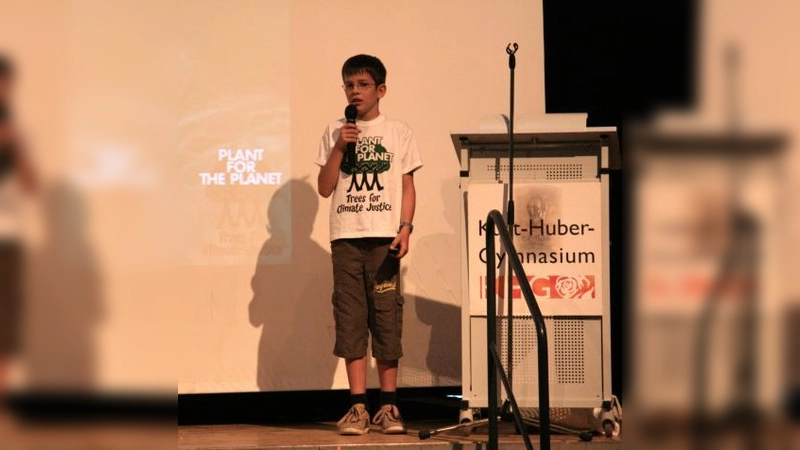 Beeindruckender Auftakt: Der elfjährige Felix Finkbeiner berichtete vor der Oberstufe von seinem Projekt „Plant for the planet“: „Wir wollen eine Million Bäume pflanzen und so das Klima nachhaltig verbessern.“ (Foto: US)