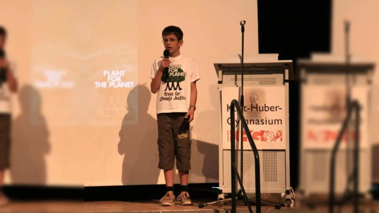 Beeindruckender Auftakt: Der elfjährige Felix Finkbeiner berichtete vor der Oberstufe von seinem Projekt „Plant for the planet“: „Wir wollen eine Million Bäume pflanzen und so das Klima nachhaltig verbessern.“ (Foto: US)