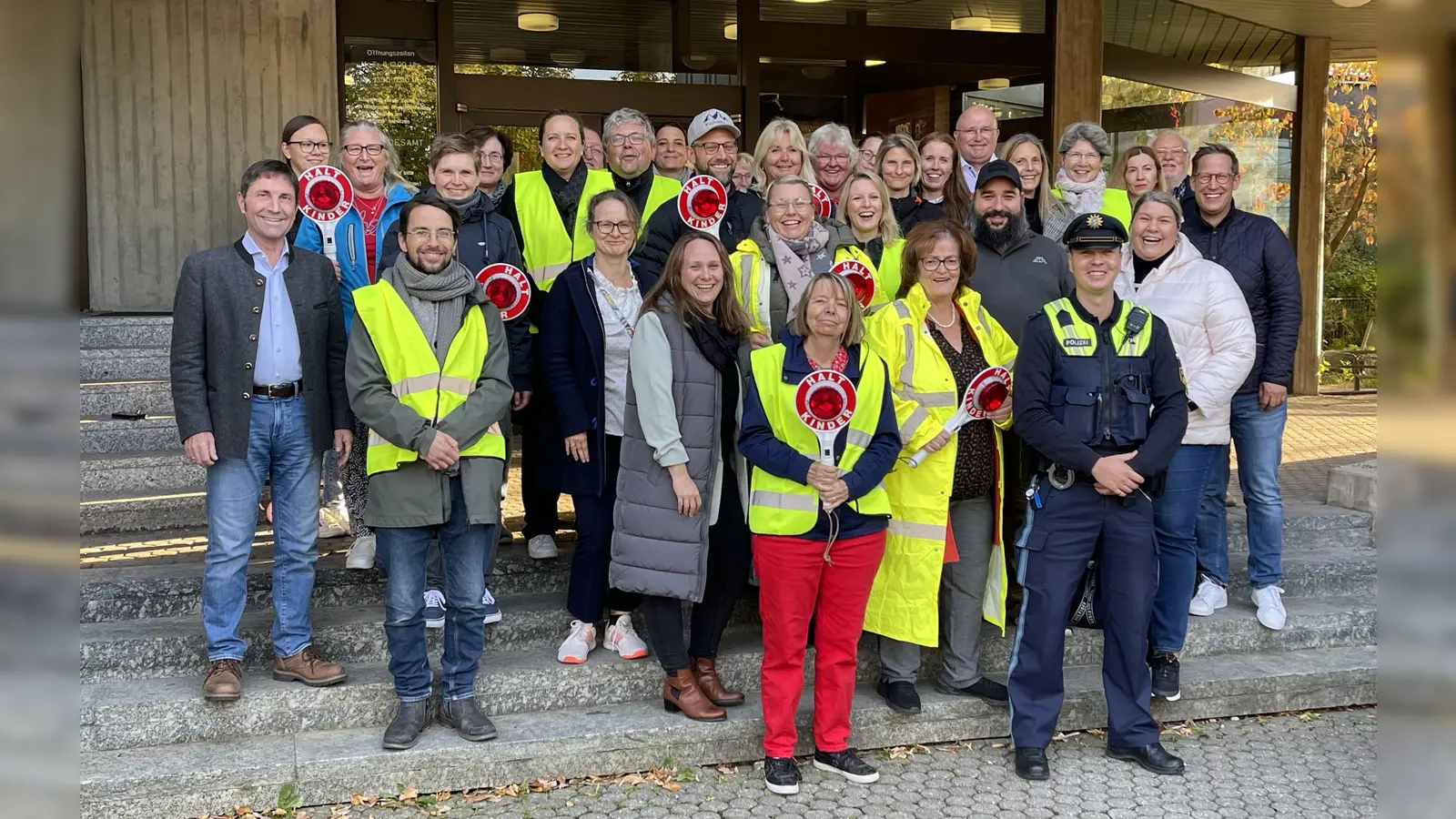 Die Unterföhringer Schulweghelfer mit Bürgermeister Andreas Kemmelmeyer (ganz links) und Florian Scheffmann von der Polizeiinspektion Ismaning (ganz vorne rechts). (Foto: Gemeinde ufg/bue)