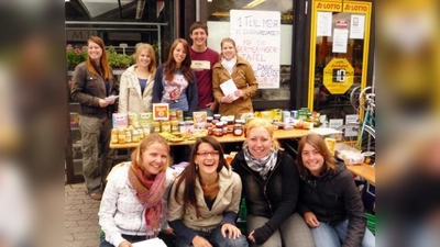 Schon des Öfteren hat der Germeringer LEO Club Lebensmittel für die Tafel gesammelt, dabei waren diesmal: (hinten, v.l.) Marina Schneider, Jana Stawarz, Marina Räder, Axel Lamers und Sarah Deubner; (vorne, v.l.) Conni Tittus, Jutta Lamers, Lea Baab sowie Anja Herrmann. (Foto: pi)