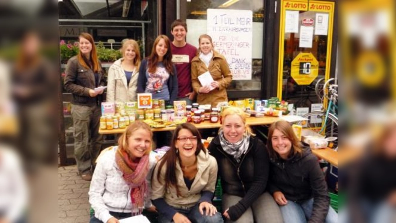 Schon des Öfteren hat der Germeringer LEO Club Lebensmittel für die Tafel gesammelt, dabei waren diesmal: (hinten, v.l.) Marina Schneider, Jana Stawarz, Marina Räder, Axel Lamers und Sarah Deubner; (vorne, v.l.) Conni Tittus, Jutta Lamers, Lea Baab sowie Anja Herrmann. (Foto: pi)