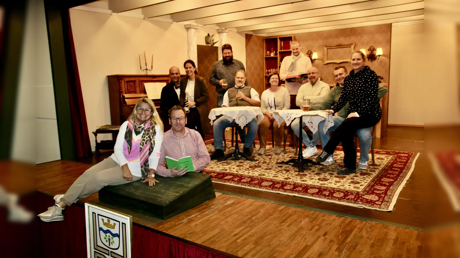 Das „Bixlmadam”-Team mit Spieleiterin Natalie Wieland, Souffleur Erich Langer (vorn), Wolfgang Balk, Anna Maisberger, Michael Brida, Markus Gubelmann, Sabine Köstler, Dominik Drexler, Jan Konarski, Florian Brenner und Claudia Schmick (v.l.). (Foto: us)