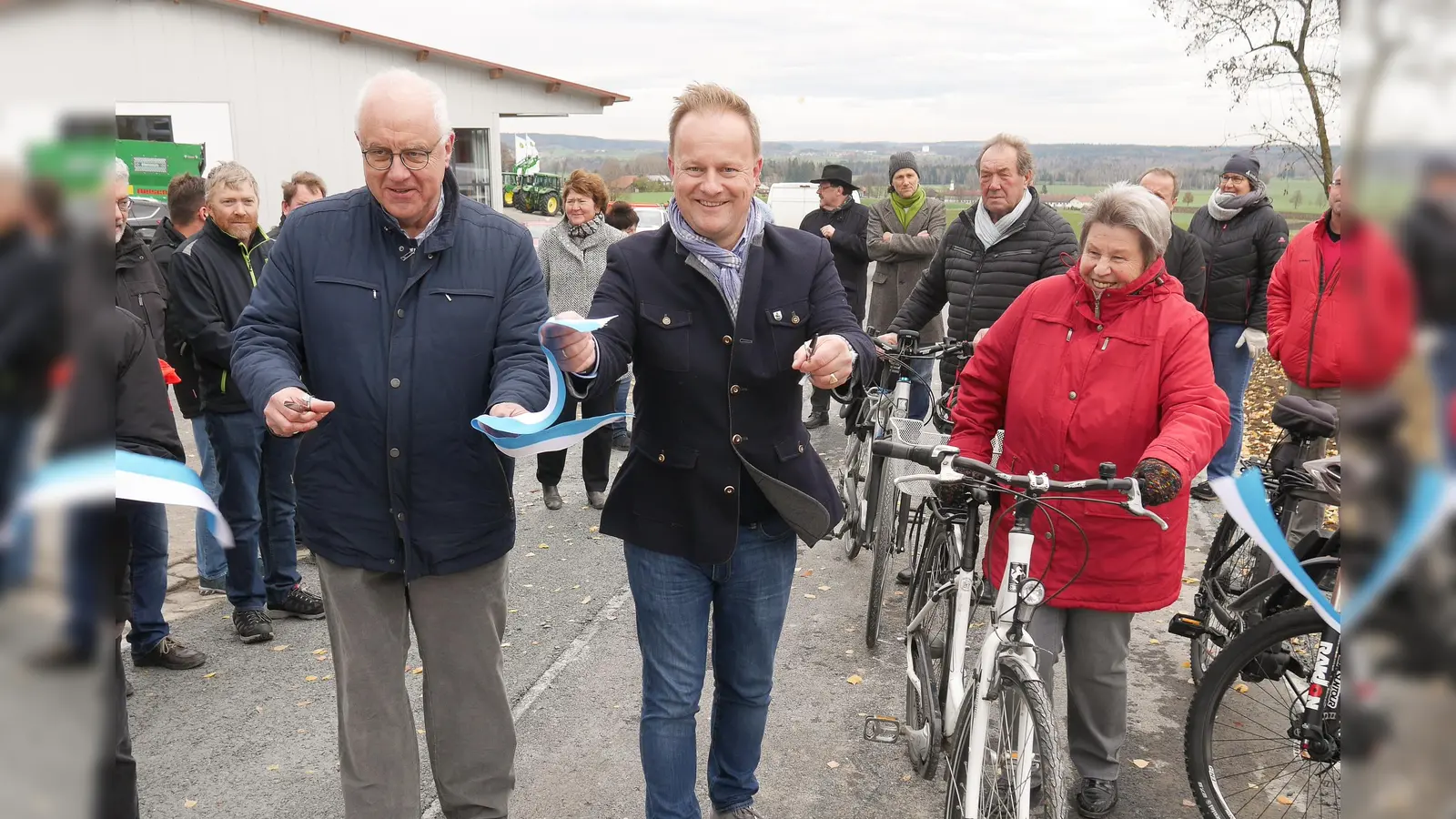 Auf dem 300 Meter langen Weg können die Radfahrer und Fußgänger jetzt sicherer zwischen Frauenneuharting und Lauterbach unterwegs sein.  (Foto: Landratsamt Ebersberg)