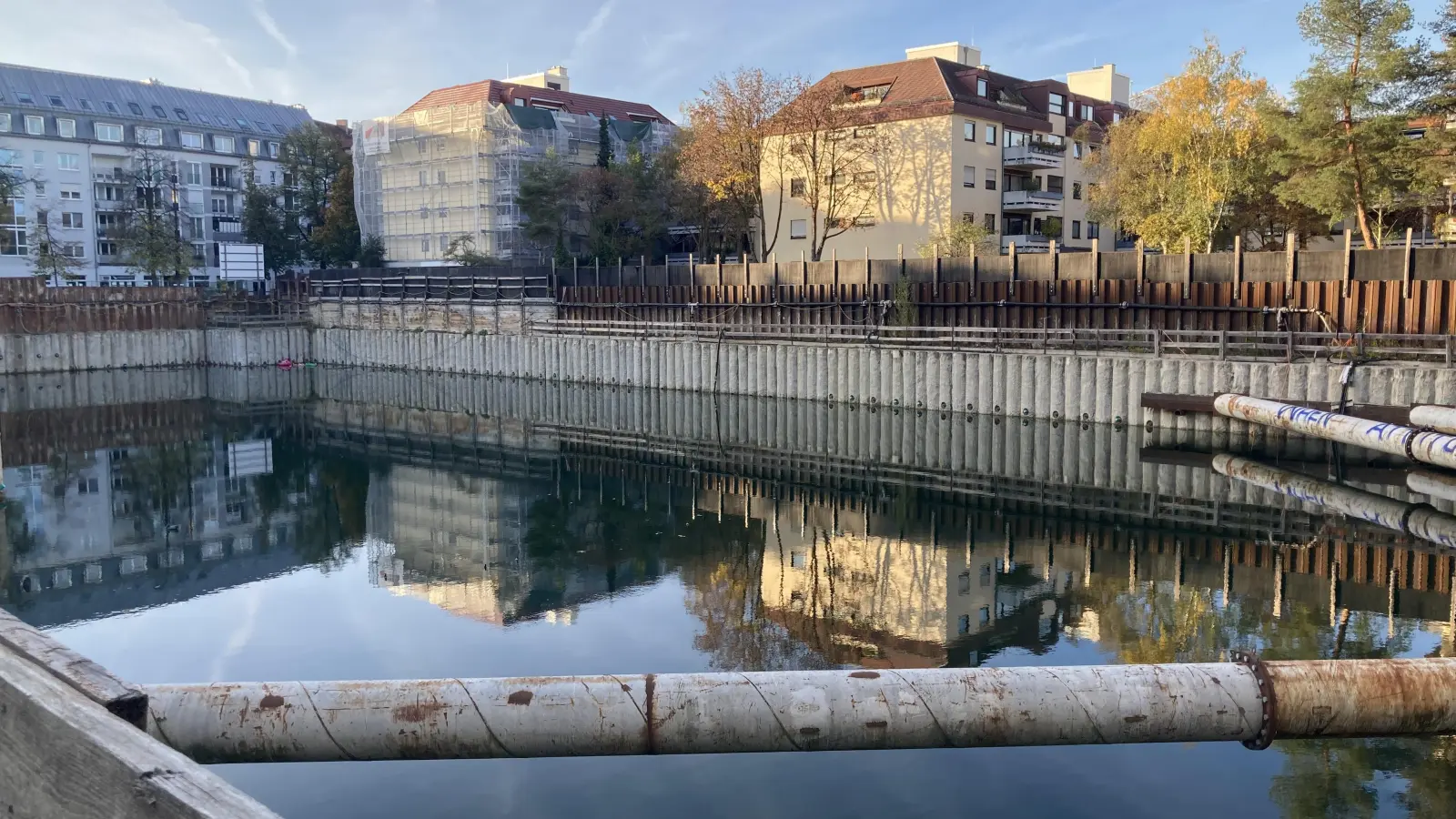 Das Wasser steigt immer mehr: Das Sendlinger Loch im Oktober 2024. (Foto: lsc)