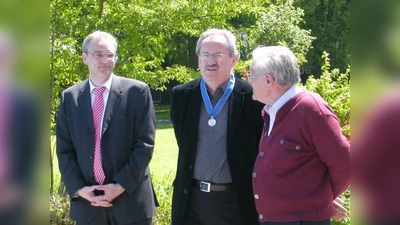 Eine Medaille als Dank für die Unterstützung: SPD-Landtagsabgeordneter Florian Ritter, Oberbürgermeister Christian Ude und Vorstandsmitglied Peter Kral (v.l.) (Foto: SE)