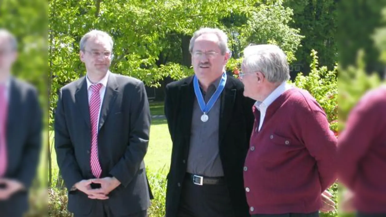 Eine Medaille als Dank für die Unterstützung: SPD-Landtagsabgeordneter Florian Ritter, Oberbürgermeister Christian Ude und Vorstandsmitglied Peter Kral (v.l.) (Foto: SE)
