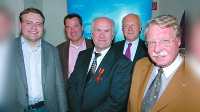 Stadtrat und Allach-Untermenzinger CSU-Ortsvorsitzender Tobias Weiß, Stadtrat und Kreisvorsitzender der CSU München-West, Josef Schmid, Bundestagsabgeordneter<br>Dr. Hans-Peter Uhl und der Münchner CSU-Bezirksvorsitzende Dr. Otmar Bernhard (v.l.)<br>gratulierten Hans Wagner (M.) im Namen des CSU-Kreis- und Ortsverbandes zum Bundesverdienstkreuz. (Foto: pi)
