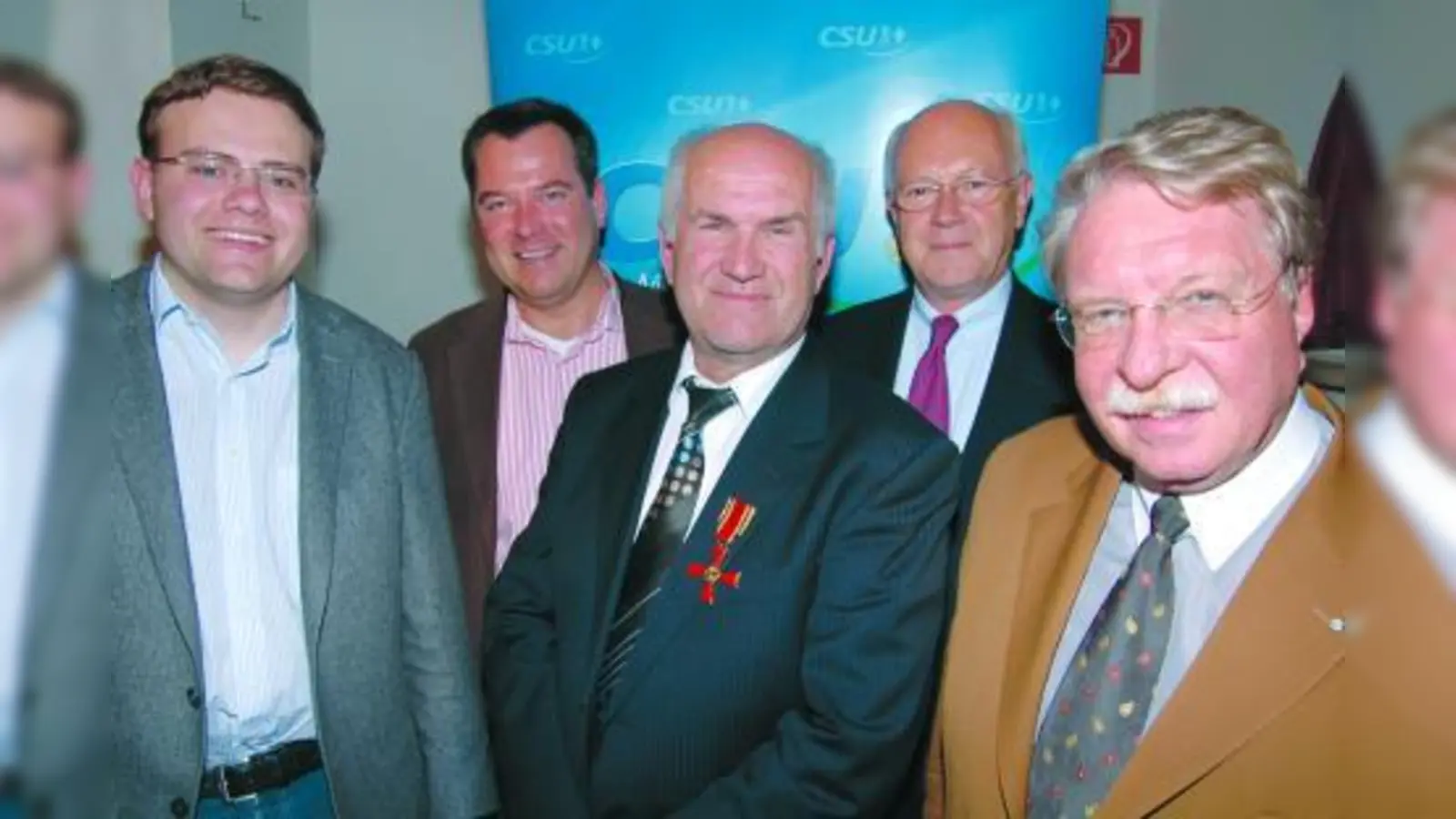 Stadtrat und Allach-Untermenzinger CSU-Ortsvorsitzender Tobias Weiß, Stadtrat und Kreisvorsitzender der CSU München-West, Josef Schmid, Bundestagsabgeordneter<br>Dr. Hans-Peter Uhl und der Münchner CSU-Bezirksvorsitzende Dr. Otmar Bernhard (v.l.)<br>gratulierten Hans Wagner (M.) im Namen des CSU-Kreis- und Ortsverbandes zum Bundesverdienstkreuz. (Foto: pi)