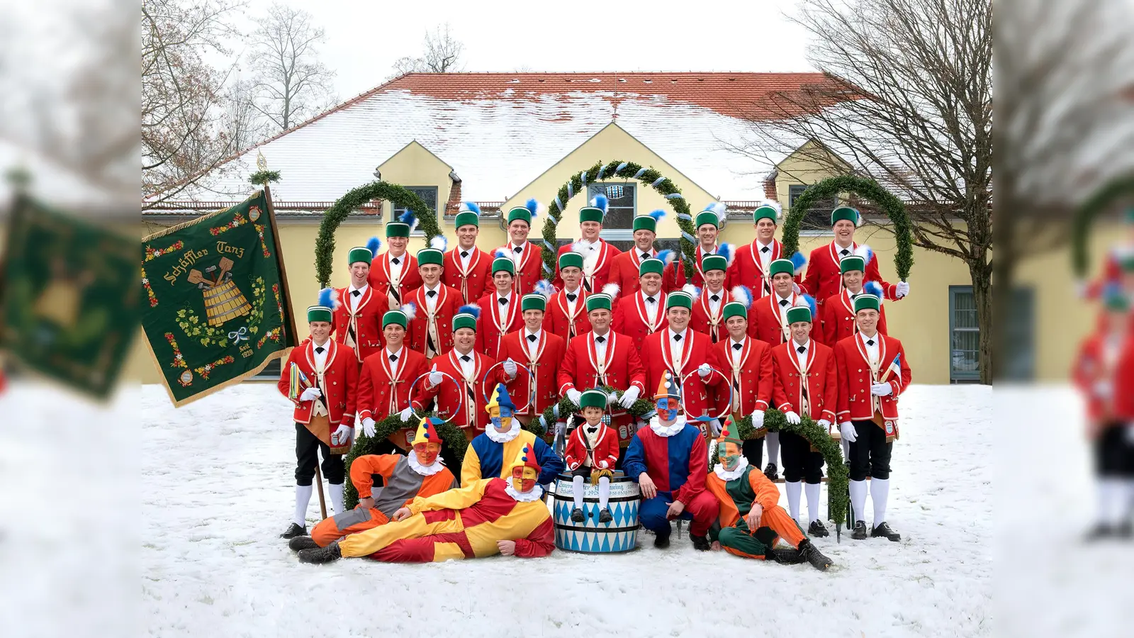 In Ismaning führen die Mitglieder des Bauerntheaters den traditionellen Schäfflertanz auf. (Foto: Bauerntheater Ismaning)