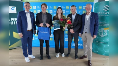 „Danke Schiri“-Siegerin Oberbayern Anna von Stein (TSV Zorneding) mit (v.l.n.r.) Verbands-Schiedsrichterobmann Sven Laumer, Michael Oschmann (CEO Das Örtliche/SELLWERK), Bezirks-Schiedsrichterobmann Gerhard Kirchbichler und BFV-Vizepräsident Robert Schraudner. (Foto: Sebastian Dirschl)