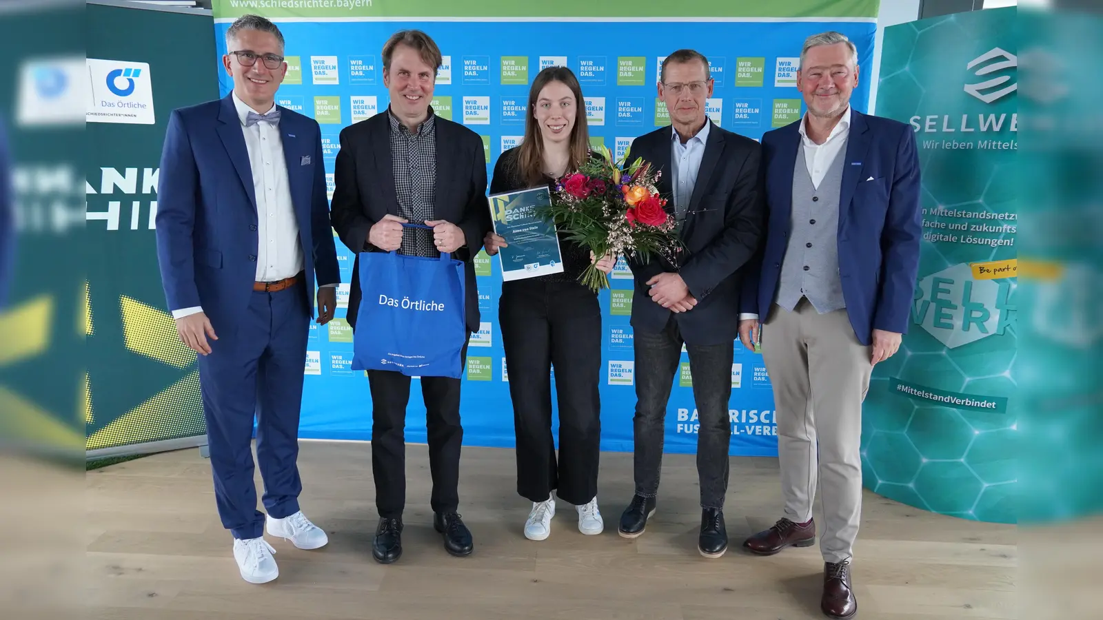 „Danke Schiri“-Siegerin Oberbayern Anna von Stein (TSV Zorneding) mit (v.l.n.r.) Verbands-Schiedsrichterobmann Sven Laumer, Michael Oschmann (CEO Das Örtliche/SELLWERK), Bezirks-Schiedsrichterobmann Gerhard Kirchbichler und BFV-Vizepräsident Robert Schraudner. (Foto: Sebastian Dirschl)