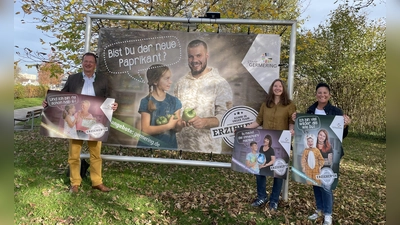 Mit diesem Plakat, das am Ortseingang nach Germering steht, soll das Interesse bei potenziellen Bewerbern für einen Kita-Job geweckt werden, v.l.: Oberbürgermeister Andreas Haas, Sandra Bartler und Martina Klein.  (Foto: Patrizia Steipe)