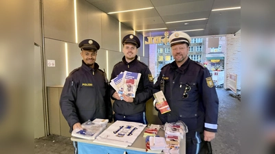 Präventionsaktion der PI 45: Kontaktbeamter Martin Riederer, Victor Mahr und Samuel Mc Nair (v.l.) waren vor Ort am Marienplatz, um mit den Leuten ins Gespräch zu kommen.  (Foto: us)