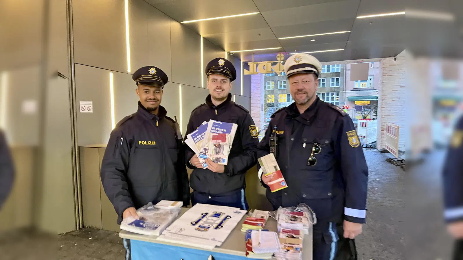 Präventionsaktion der PI 45: Kontaktbeamter Martin Riederer, Victor Mahr und Samuel Mc Nair (v.l.) waren vor Ort am Marienplatz, um mit den Leuten ins Gespräch zu kommen.  (Foto: us)