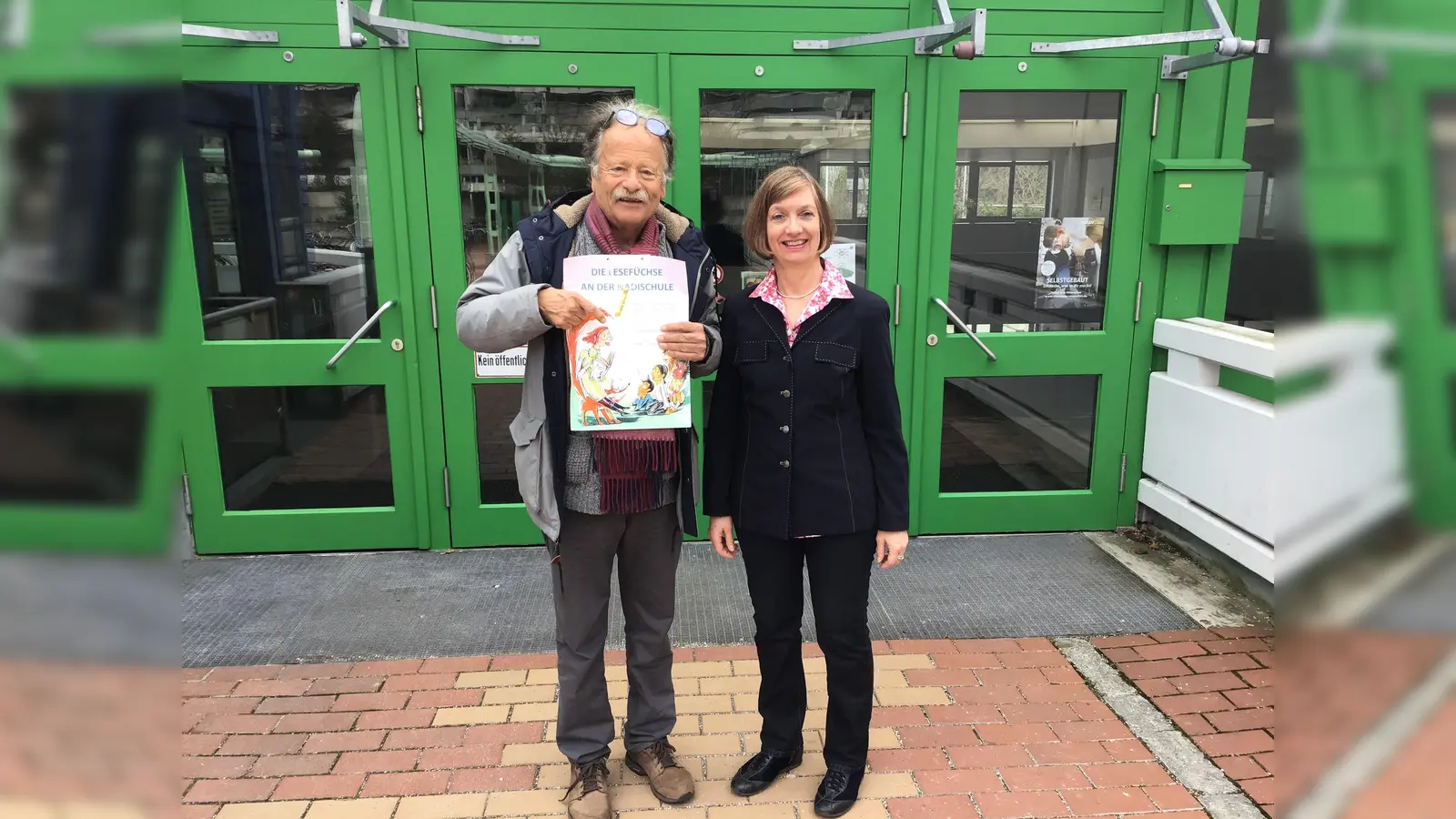 Vor der Schließung der Schulen: Lesefuchs Peter Schönwälder und Rektorin der Nadischule Elke Kandlbinder, in der die Lesefüchse normalerweise vorlesen. Ab sofort aber nur noch online. (Foto: Daniel Mielcarek)