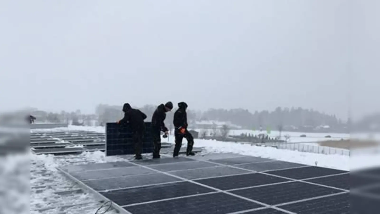 Ganz nach dem Motto des EBERwerks „Wir haben Energie“ wurde auch bei winterlichen Bedingungen an der Solaranlage gearbeitet. (Foto: VA)
