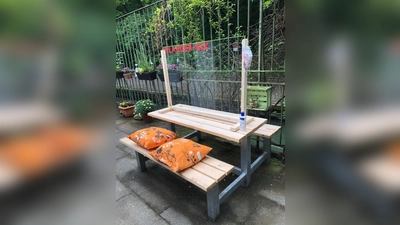 Ein Plauder-Eck mit Plexiglas hat der Jugendtreff in der Au eingerichtet. (Foto: KJR)