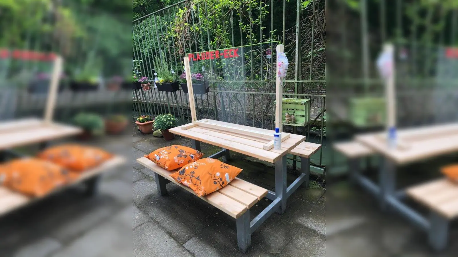 Ein Plauder-Eck mit Plexiglas hat der Jugendtreff in der Au eingerichtet. (Foto: KJR)