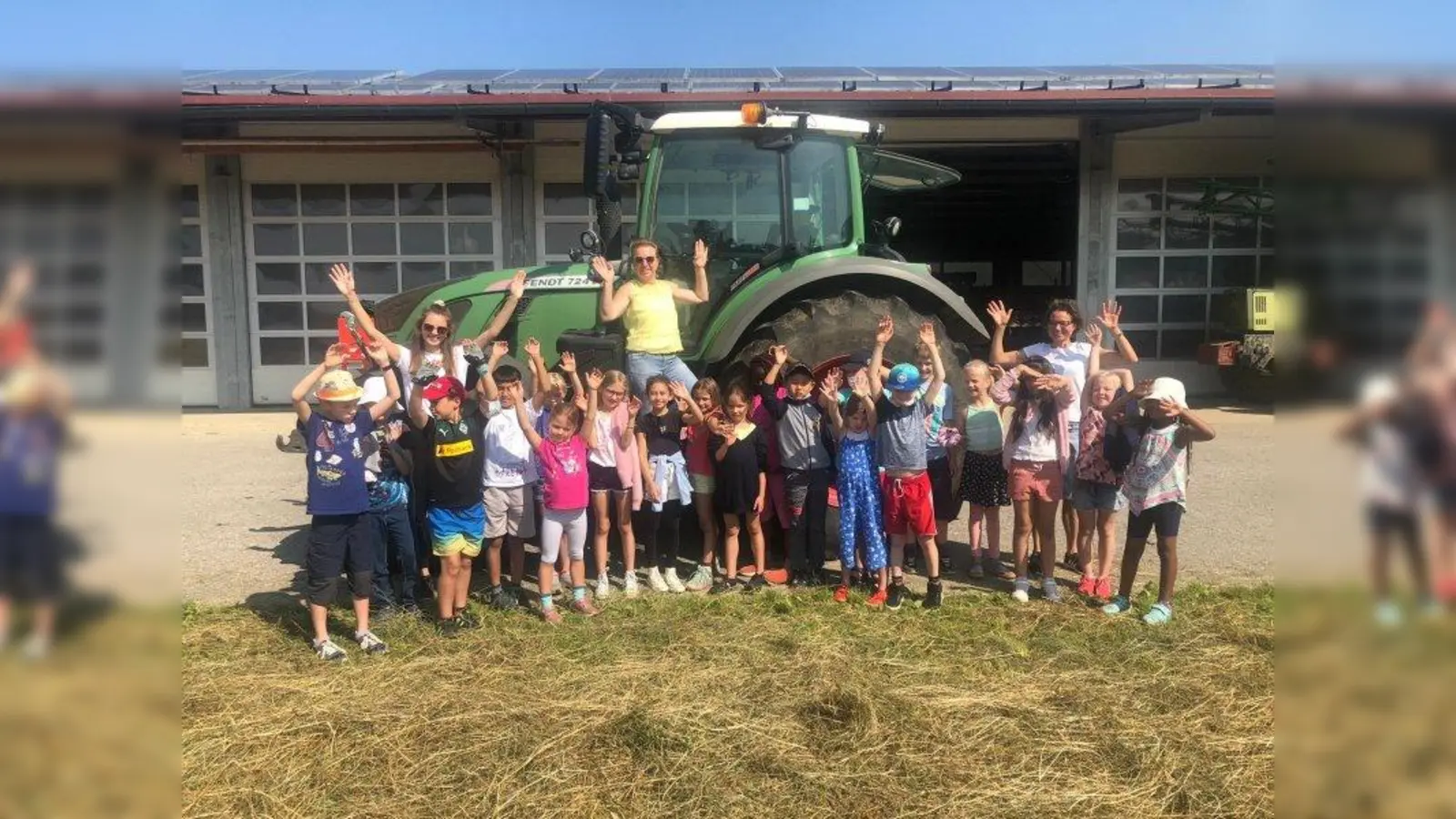 Die Klasse 2d der Kleinfeldschule zu Besuch auf dem Saliterhof der Familie Painhofer. Die Bäuerin Anita Painhofer (hinten Mitte) führte die Schüler über den Hof. Lehrerin Veronika Schorsch (rechts) begleitete ihre Klasse. (Foto: Kleinfeldschule)
