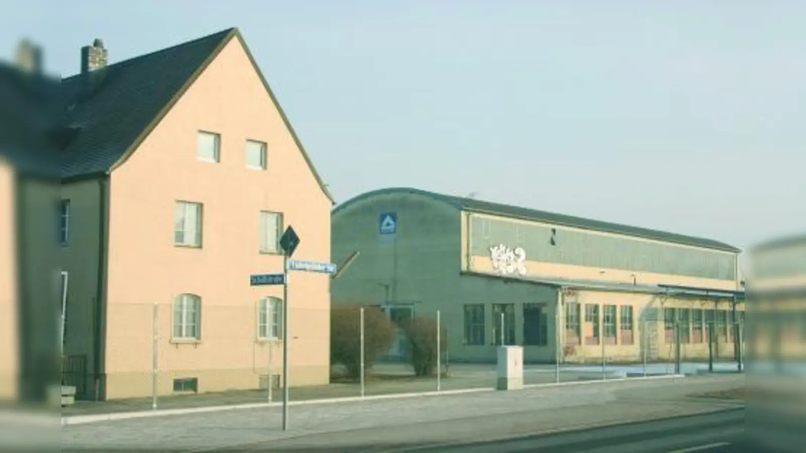 Was mit dem ehemaligen „Hochtief-Gelände” in der Schöllstraße 2 passieren wird, ist nach wie vor unklar. (Foto: Archiv)