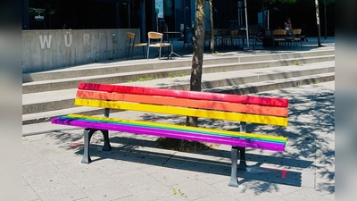 Am Laimer Würfel wurde jüngst eine sogenannte Regenbogenbank aufgestellt. (Foto: Manuela Fritz)