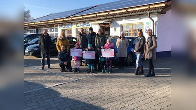Freude über Spenden für die drei Pollinger Einrichtungen (von links): Erster Bürgermeister Martin Pape, Julia und Markus Huber mit ihren beiden Kindern, Thomas Eusemann (Schulleiter), Sanella und Michael Huber mit ihren beiden Kindern, Renate Dodell (Vorsitzende Hospizverein Pfaffenwinkel), Tessa Reich (Elternbeiratsvorsitzende) und Ruth Merk (Leitung integrativer Kindergarten Polling). (Foto: Gem)
