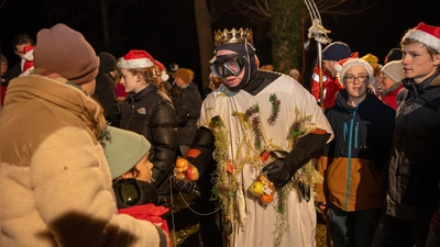 Eben aus den Fluten entstiegen: der Seeneptun mit Plätzchen, Nüssen und Mandarinen. (Foto: BRK Wasserwacht)