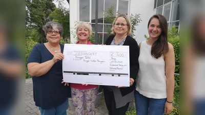 Von links nach rechts: Petra Maulbetsch (Schlumpfbasar Orgateam), Christine Bloch (Poinger helfen Poingern), Birgit Carl (Schlumpfbasar Orgateam) und Eva Matzner (Kinderland Poing e.V.). (Foto: Kinderland Poing)