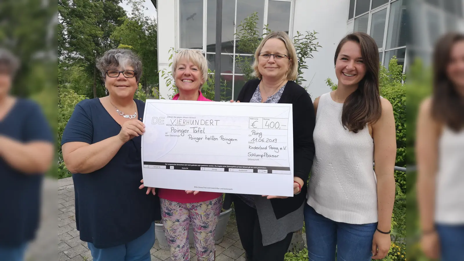 Von links nach rechts: Petra Maulbetsch (Schlumpfbasar Orgateam), Christine Bloch (Poinger helfen Poingern), Birgit Carl (Schlumpfbasar Orgateam) und Eva Matzner (Kinderland Poing e.V.). (Foto: Kinderland Poing)