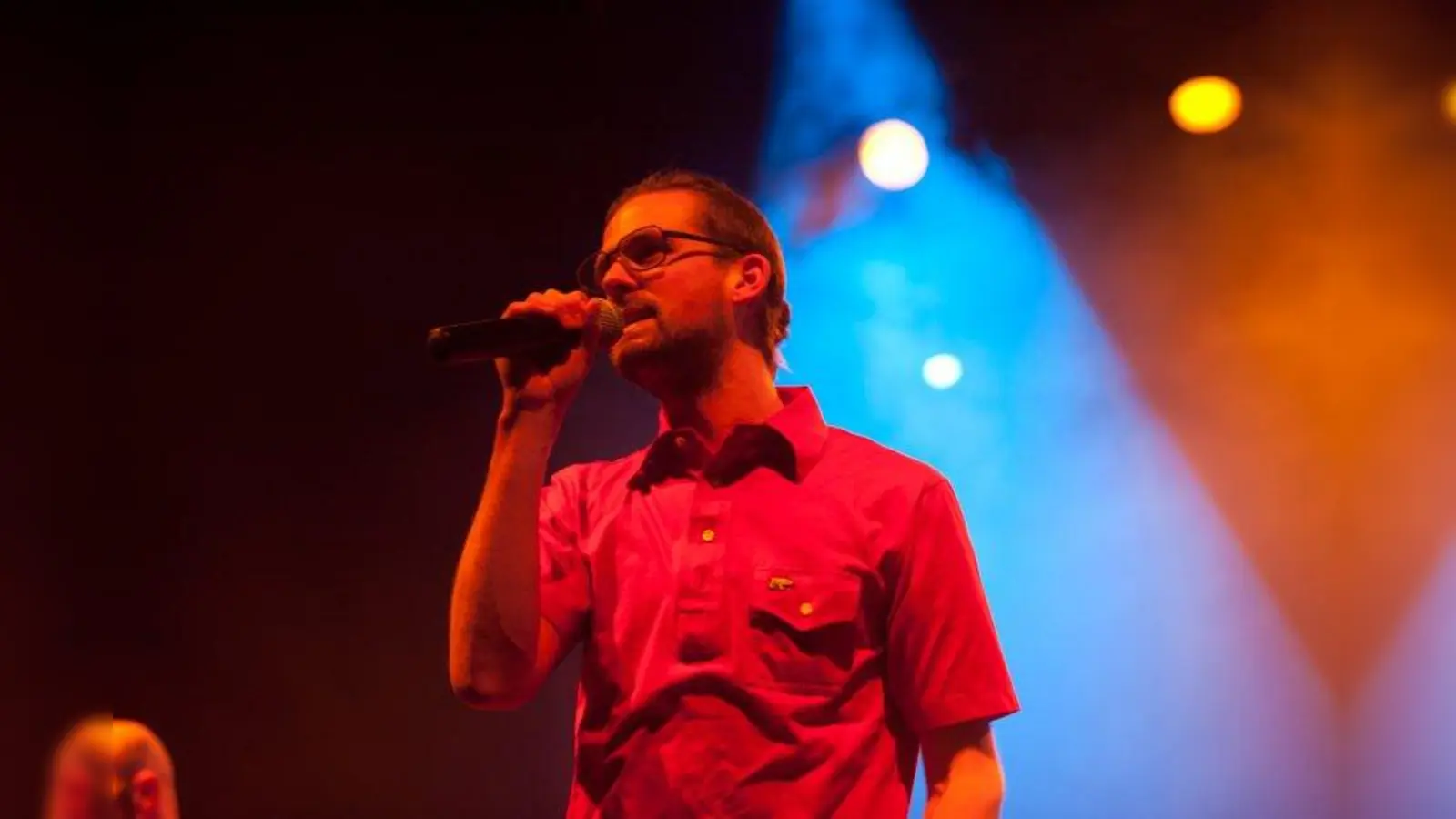 Der Keno von Moop Mama ist einer der zahlreichen Künstler, die sich in ihren unterschiedlichen Stilen und Kulturen als ein Spiegelbild von „Music for Goals” verstehen. (Foto: Kuefner)