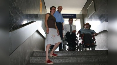 Für Rollstuhlfahrer ist der S-Bahnhof Donnersbergerbrücke ein gefährlicher Ort. Der BA 8 fordert jetzt erneut einen behindertengerechten Ausbau des Bahnhofs. Die SPD-MdLs Ludwig Wörner und Isabell Zacharias setzen sich für Behinderte ein. (Foto: tg)