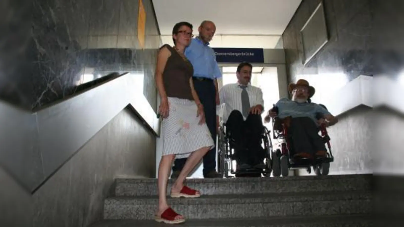 Für Rollstuhlfahrer ist der S-Bahnhof Donnersbergerbrücke ein gefährlicher Ort. Der BA 8 fordert jetzt erneut einen behindertengerechten Ausbau des Bahnhofs. Die SPD-MdLs Ludwig Wörner und Isabell Zacharias setzen sich für Behinderte ein. (Foto: tg)