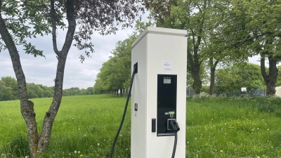 Die neue Ladesäule an der Grundschule Aufkirchen. (Foto: Susanne Hauck)