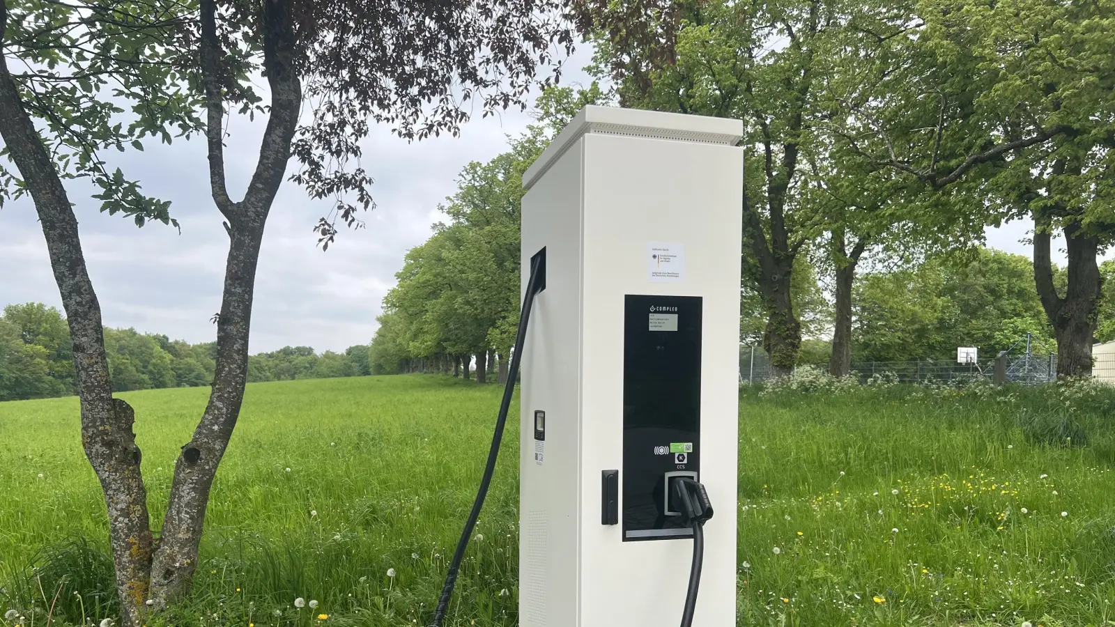 Die neue Ladesäule an der Grundschule Aufkirchen. (Foto: Susanne Hauck)