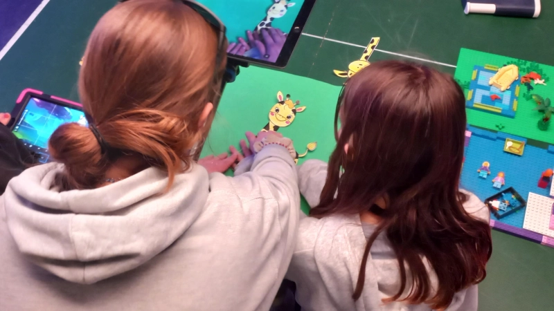 Es wird mit Tablets und kreativen Apps gestaltet und experimentiert. (Foto: Echo e.V.)