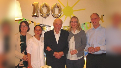 Johannes Wollenberg feierte seinen 100. Geburtstag mit der Heimleitung und Gästen. Noch immer geht er täglich spazieren und steckt mit seiner Frische viele an. (Foto: BRK Starnberg)
