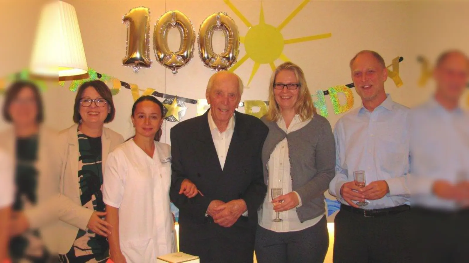 Johannes Wollenberg feierte seinen 100. Geburtstag mit der Heimleitung und Gästen. Noch immer geht er täglich spazieren und steckt mit seiner Frische viele an. (Foto: BRK Starnberg)