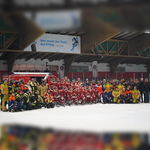 Am Blaulichttag gab es ein „Gruppenfoto” mit ehrenamtlichen Helfern und der Mannschaft des EHC Klostersee zur Freude der Ehrenamtlichen. (Foto: smg)