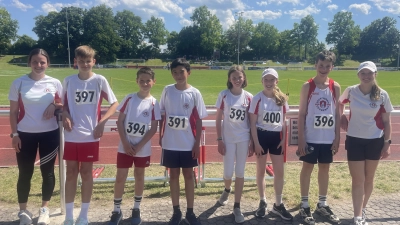 Freuten sich über ihre Erfolge (v.l.): Laura Meier (Trainerin), Carl-Louis Henke, Leonard Hanke, Valentin Aberl, Pauline Franz, Magdalena Meister, Liam Hartmann sowie Letizia Heitmeir (Trainerin). (Foto: privat)