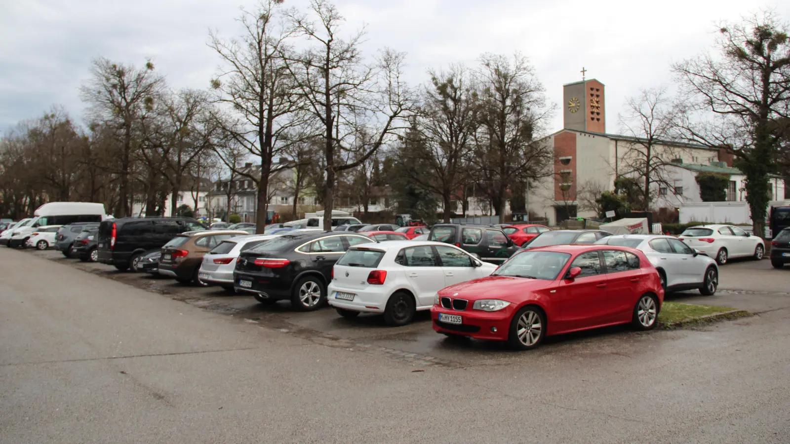 Den Parkplatz erhalten, aber auf Stelzen darüber Wohnungen bauen: Das wäre am Waldfriedhof (rechts im Hintergrund St. Hedwig) machbar. (Foto: job)