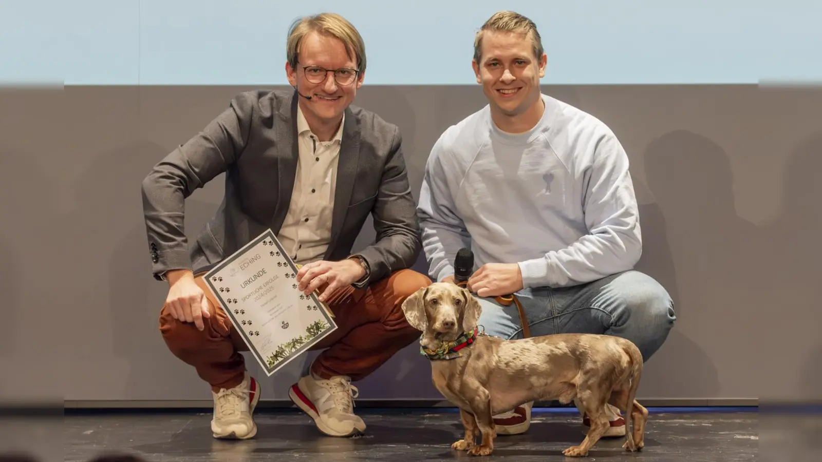Unter den geehrten Sportlern war auch einer mit gleich vier Beinen: Luitpold, der schnellste Dackel der Welt! Hier nimmt hier zusammen mit Herrchen seine Urkunde von Bürgermeister Sebastian Thaler (l.) in Empfang.  (Foto: Boris Baumann)