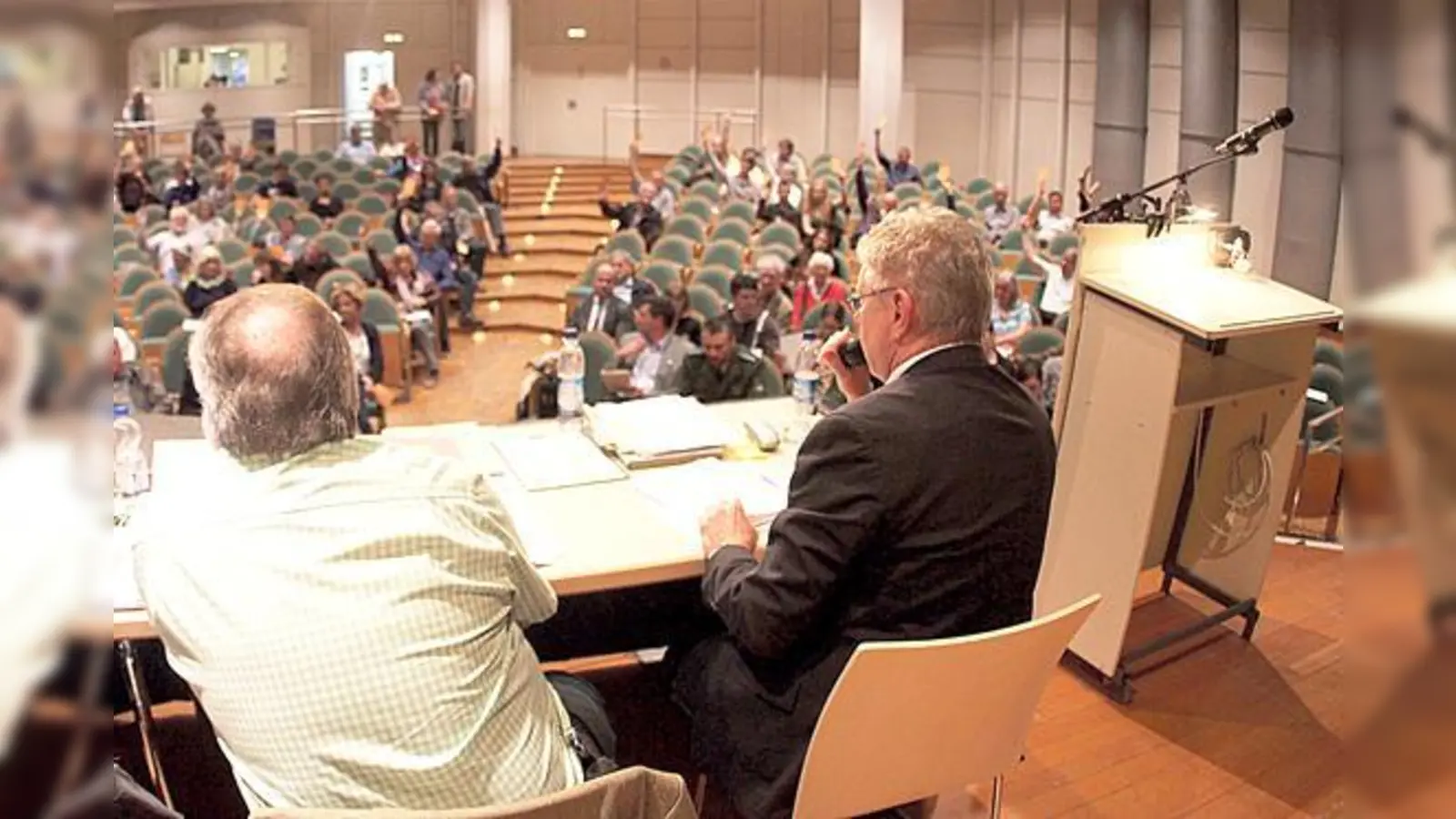 Hoher Gast und ein zu den finalen Abstimmungen schon deutlich geleertes Auditorium nach gut zweieinhalb Stunden Bürgerversammlung in Obergiesing-Fasangarten: Dieter Reiter im Diskurs mit seinem Volk.	 (Foto: HH)