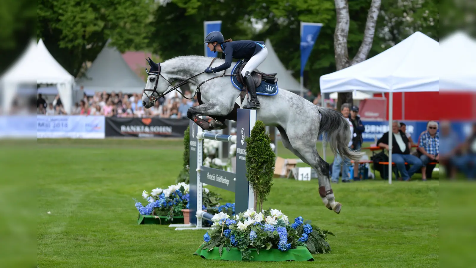 Beim Springreiten kommt es auf Kraft und Athletik an, noch mehr aber auf die Harmonie zwischen Pferd und Reiter. Das beweist hier Simone Blum auf Cool Hill 2. (Foto: TS-Foto Jessica Gühring)